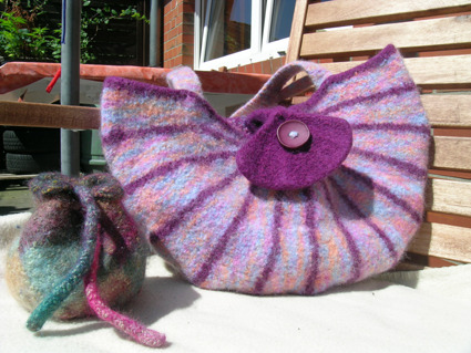 Filztasche einer Kundin, gestrickt und gefilzt aus ca. 500g handgefärbter Filzwolle "Morgenröte" und lilafarbenem Kontrastgarn.\\n\\n26.06.2011 11:27