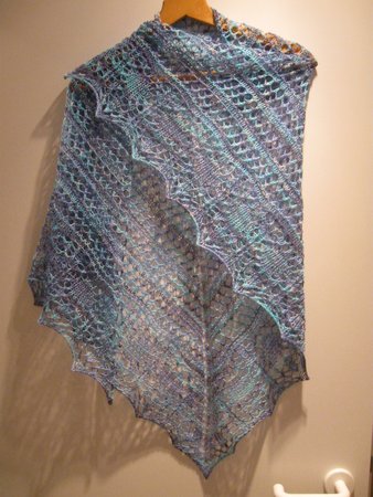 Dieses wunderschöne Tuch wurde von einer Kundin aus einem Strang "Blaues Meer" mit Baumwolle gestrickt.\\n\\n25.02.2013 13:25