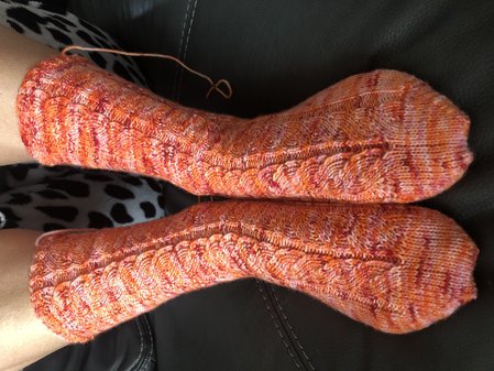 Socken aus der handgefärbten Merino socks Farbe "Liebesfeuer" von einer Kundin sehr schön in Szene gesetzt.\\n\\n10.02.2020 10:11