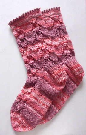 Diese schönen Socken hat eine Kundin nach dem Muster Primavera aus Opal Cats & Dogs gestrickt. Die Anleitung schicke ich gerne auf Wunsch beim Kauf von Sockenwolle mit.\\n\\n20.04.2023 10:26